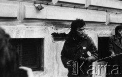 8.03.1981, Warszawa, Polska.
Obchody rocznicy Marca'68 na Uniwersytecie Warszawskim - uroczystość wmurowania w ścianę Pałacu Uruskich (Czetwertyńskich) aktu erekcyjnego pod tablicę upamiętniającą wiec studentów domagających się wolności słowa w marcu 1968. Maciej Geller z zamkniętym aktem erekcyjnym. 
Fot. NN, zbiory Ośrodka KARTA/Independent Polish Agency (IPA) przekazał Józef Lebenbaum