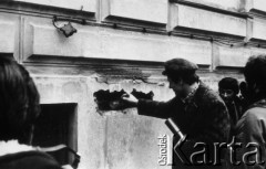 8.03.1981, Warszawa, Polska.
Obchody rocznicy Marca'68 na Uniwersytecie Warszawskim - uroczystość wmurowania w ścianę Pałacu Uruskich (Czetwertyńskich) aktu erekcyjnego pod tablicę upamiętniającą wiec studentów domagających się wolności słowa w marcu 1968. Zbigniew Bujak z zamkniętym aktem erekcyjnym.
Fot. NN, zbiory Ośrodka KARTA/Independent Polish Agency (IPA) przekazał Józef Lebenbaum