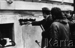 8.03.1981, Warszawa, Polska.
Obchody rocznicy Marca'68 na Uniwersytecie Warszawskim - uroczystość wmurowania w ścianę Pałacu Uruskich (Czetwertyńskich) aktu erekcyjnego pod tablicę upamiętniającą wiec studentów domagających się wolności słowa w marcu 1968. Zbigniew Bujak z zamkniętym aktem erekcyjnym. Tyłem stoi Maciej Geller. 
Fot. NN, zbiory Ośrodka KARTA/Independent Polish Agency (IPA) przekazał Józef Lebenbaum
