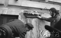 8.03.1981, Warszawa, Polska.
Obchody rocznicy Marca'68 na Uniwersytecie Warszawskim - uroczystość wmurowania w ścianę Pałacu Uruskich (Czetwertyńskich) aktu erekcyjnego pod tablicę upamiętniającą wiec studentów domagających się wolności słowa w marcu 1968. Od lewej stoją: Zbigniew Bujak i Maciej Geller. 
Fot. NN, zbiory Ośrodka KARTA/Independent Polish Agency (IPA) przekazał Józef Lebenbaum