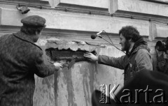 8.03.1981, Warszawa, Polska.
Obchody rocznicy Marca'68 na Uniwersytecie Warszawskim - uroczystość wmurowania w ścianę Pałacu Uruskich (Czetwertyńskich) aktu erekcyjnego pod tablicę upamiętniającą wiec studentów domagających się wolności słowa w marcu 1968. Od lewej stoją: Zbigniew Bujak i Maciej Geller.
Fot. NN, zbiory Ośrodka KARTA/Independent Polish Agency (IPA) przekazał Józef Lebenbaum