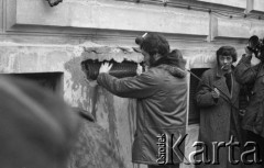 8.03.1981, Warszawa, Polska.
Obchody rocznicy Marca'68 na Uniwersytecie Warszawskim - uroczystość wmurowania w ścianę Pałacu Uruskich (Czetwertyńskich) aktu erekcyjnego pod tablicę upamiętniającą wiec studentów domagających się wolności słowa w marcu 1968. Maciej Geller z zamkniętym aktem erekcyjnym. 
Fot. NN, zbiory Ośrodka KARTA/Independent Polish Agency (IPA) przekazał Józef Lebenbaum