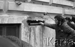 8.03.1981, Warszawa, Polska.
Obchody rocznicy Marca'68 na Uniwersytecie Warszawskim - uroczystość wmurowania w ścianę Pałacu Uruskich (Czetwertyńskich) aktu erekcyjnego pod tablicę upamiętniającą wiec studentów domagających się wolności słowa w marcu 1968. Maciej Geller z zamkniętym aktem erekcyjnym. 
Fot. NN, zbiory Ośrodka KARTA/Independent Polish Agency (IPA) przekazał Józef Lebenbaum