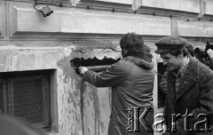 8.03.1981, Warszawa, Polska.
Obchody rocznicy Marca'68 na Uniwersytecie Warszawskim - uroczystość wmurowania w ścianę Pałacu Uruskich (Czetwertyńskich) aktu erekcyjnego pod tablicę upamiętniającą wiec studentów domagających się wolności słowa w marcu 1968. Maciej Geller z zamkniętym aktem erekcyjnym i Zbigniew Bujak. 
Fot. NN, zbiory Ośrodka KARTA/Independent Polish Agency (IPA) przekazał Józef Lebenbaum