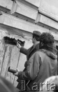 8.03.1981, Warszawa, Polska.
Obchody rocznicy Marca'68 na Uniwersytecie Warszawskim - uroczystość wmurowania w ścianę Pałacu Uruskich (Czetwertyńskich) aktu erekcyjnego pod tablicę upamiętniającą wiec studentów domagających się wolności słowa w marcu 1968. Maciej Geller z zamknietym aktem erekcyjnym i Zbigniew Bujak. 
Fot. NN, zbiory Ośrodka KARTA/Independent Polish Agency (IPA) przekazał Józef Lebenbaum