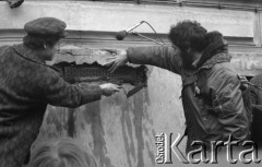 8.03.1981, Warszawa, Polska.
Obchody rocznicy Marca'68 na Uniwersytecie Warszawskim - uroczystość wmurowania w ścianę Pałacu Uruskich (Czetwertyńskich) aktu erekcyjnego pod tablicę upamiętniającą wiec studentów domagających się wolności słowa w marcu 1968. Maciej Geller i Zbigniew Bujak (ze szpachlą). 
Fot. NN, zbiory Ośrodka KARTA/Independent Polish Agency (IPA) przekazał Józef Lebenbaum