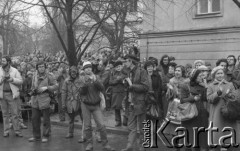 8.03.1981, Warszawa, Polska.
Obchody rocznicy Marca'68 na Uniwersytecie Warszawskim - uroczystość wmurowania w ścianę Pałacu Uruskich (Czetwertyńskich) aktu erekcyjnego pod tablicę upamiętniającą wiec studentów domagających się wolności słowa w marcu 1968. 
Fot. NN, zbiory Ośrodka KARTA/Independent Polish Agency (IPA) przekazał Józef Lebenbaum