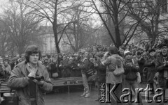 8.03.1981, Warszawa, Polska.
Obchody rocznicy Marca'68 na Uniwersytecie Warszawskim - uroczystość wmurowania w ścianę Pałacu Uruskich (Czetwertyńskich) aktu erekcyjnego pod tablicę upamiętniającą wiec studentów domagających się wolności słowa w marcu 1968. Uczestnicy uroczystości. W tle widoczny jest gmach Instytutu Historii Sztuki, po prawej stronie - Wydział Historyczny. 
Fot. NN, zbiory Ośrodka KARTA/Independent Polish Agency (IPA) przekazał Józef Lebenbaum