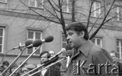 8.03.1981, Warszawa, Polska.
Obchody rocznicy Marca'68 na Uniwersytecie Warszawskim - uroczystość wmurowania w ścianę Pałacu Uruskich (Czetwertyńskich) aktu erekcyjnego pod tablicę upamiętniającą wiec studentów domagających się wolności słowa w marcu 1968.
Fot. NN, zbiory Ośrodka KARTA/Independent Polish Agency (IPA) przekazał Józef Lebenbaum