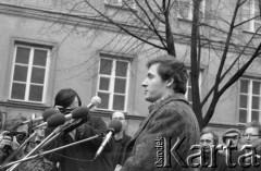 8.03.1981, Warszawa, Polska.
Obchody rocznicy Marca'68 na Uniwersytecie Warszawskim - uroczystość wmurowania w ścianę Pałacu Uruskich (Czetwertyńskich) aktu erekcyjnego pod tablicę upamiętniającą wiec studentów domagających się wolności słowa w marcu 1968. Przemówienie Zbigniewa Bujaka. Na drugim planie, pierwszy od prawej strony stoi profesor Jerzy Mycielski. Widoczny jest również Jerzy Wocial (częściowo zasłonięty przez mikrofon). 
Fot. NN, zbiory Ośrodka KARTA/Independent Polish Agency (IPA) przekazał Józef Lebenbaum