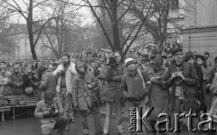 8.03.1981, Warszawa, Polska.
Obchody rocznicy Marca'68 na Uniwersytecie Warszawskim - uroczystość wmurowania w ścianę Pałacu Uruskich (Czetwertyńskich) aktu erekcyjnego pod tablicę upamiętniającą wiec studentów domagających się wolności słowa w marcu 1968. Na pierwszym planie - fotoreporterzy, w tle widoczne są gmachy: Instytutu Historii Sztuki (po lewej stronie), Wydziału Historycznego (po lewej stronie). 
Fot. NN, zbiory Ośrodka KARTA/Independent Polish Agency (IPA) przekazał Józef Lebenbaum