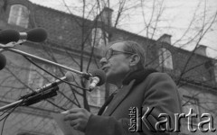 8.03.1981, Warszawa, Polska.
Obchody rocznicy Marca'68 na Uniwersytecie Warszawskim - uroczystość wmurowania w ścianę Pałacu Uruskich (Czetwertyńskich) aktu erekcyjnego pod tablicę upamiętniającą wiec studentów domagających się wolności słowa w marcu 1968. Przemawia Lech Sokołowski. 
Fot. NN, zbiory Ośrodka KARTA/Independent Polish Agency (IPA) przekazał Józef Lebenbaum