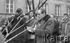 8.03.1981, Warszawa, Polska.
Obchody rocznicy Marca'68 na Uniwersytecie Warszawskim - uroczystość wmurowania w ścianę Pałacu Uruskich (Czetwertyńskich) aktu erekcyjnego pod tablicę upamiętniającą wiec studentów domagających się wolności słowa w marcu 1968. Przemawia Lech Sokołowski. Po jego lewej stronie stoi Maciej Geller, po prawej stronie - profesor Jerzy Mycielski. 
Fot. NN, zbiory Ośrodka KARTA/Independent Polish Agency (IPA) przekazał Józef Lebenbaum
