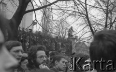 8.03.1981, Warszawa, Polska.
Obchody rocznicy Marca'68 na Uniwersytecie Warszawskim - uroczystość wmurowania w ścianę Pałacu Uruskich (Czetwertyńskich) aktu erekcyjnego pod tablicę upamiętniającą wiec studentów domagających się wolności słowa w marcu 1968. Od lewej strony stoją: Mirosław Odorowski i Konstanty Gebert (z brodą, w okularach). 
Fot. NN, zbiory Ośrodka KARTA/Independent Polish Agency (IPA) przekazał Józef Lebenbaum