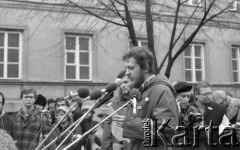 8.03.1981, Warszawa, Polska.
Obchody rocznicy Marca'68 na Uniwersytecie Warszawskim - uroczystość wmurowania w ścianę Pałacu Uruskich (Czetwertyńskich) aktu erekcyjnego pod tablicę upamiętniającą wiec studentów domagających się wolności słowa w marcu 1968. Przemawówienie Zbigniewa Rykowskiego, przewodniczącego Zarządu Samorządu Studentów Uniwersytetu Warszawskiego. Na drugim planie, pierwszy od prawej, stoi profesor Jerzy Mycielski, NN i Maciej Geller. 
Fot. NN, zbiory Ośrodka KARTA/Independent Polish Agency (IPA) przekazał Józef Lebenbaum