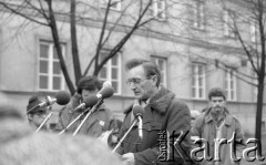 8.03.1981, Warszawa, Polska.
Obchody rocznicy Marca'68 na Uniwersytecie Warszawskim - uroczystość wmurowania w ścianę Pałacu Uruskich (Czetwertyńskich) aktu erekcyjnego pod tablicę upamiętniającą wiec studentów domagających się wolności słowa w marcu 1968. Przemówienie profesora Henryka Samsonowicza, rektora Uniwersytetu Warszawskiego. Za mikrofonami stoi Maciej Geller. 
Fot. NN, zbiory Ośrodka KARTA/Independent Polish Agency (IPA) przekazał Józef Lebenbaum