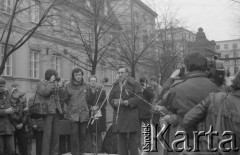 8.03.1981, Warszawa, Polska.
Obchody rocznicy Marca'68 na Uniwersytecie Warszawskim - uroczystość wmurowania w ścianę Pałacu Uruskich (Czetwertyńskich) aktu erekcyjnego pod tablicę upamiętniającą wiec studentów domagających się wolności słowa w marcu 1968. Przemówienie profesora Henryka Samsonowicza, rektora Uniwersytetu Warszawskiego. Po jego lewej stronie stoją: profesor Jerzy Mycielski i Maciej Geller. 
Fot. NN, zbiory Ośrodka KARTA/Independent Polish Agency (IPA) przekazał Józef Lebenbaum