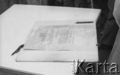 8.03.1981, Warszawa, Polska.
Obchody rocznicy Marca'68 na Uniwersytecie Warszawskim - uroczystość wmurowania w ścianę Pałacu Uruskich (Czetwertyńskich) aktu erekcyjnego pod tablicę upamiętniającą wiec studentów domagających się wolności słowa w marcu 1968. Akt Erekcyjny. 
Fot. NN, zbiory Ośrodka KARTA/Independent Polish Agency (IPA) przekazał Józef Lebenbaum