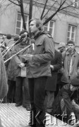 8.03.1981, Warszawa, Polska.
Obchody rocznicy Marca'68 na Uniwersytecie Warszawskim - uroczystość wmurowania w ścianę Pałacu Uruskich (Czetwertyńskich) aktu erekcyjnego pod tablicę upamiętniającą wiec studentów domagających się wolności słowa w marcu 1968. Za mikrofonami stoi Maciej Geller.
Fot. NN, zbiory Ośrodka KARTA/Independent Polish Agency (IPA) przekazał Józef Lebenbaum