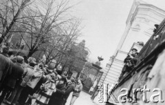 8.03.1981, Warszawa, Polska.
Obchody rocznicy Marca'68 na Uniwersytecie Warszawskim - uroczystość wmurowania w ścianę Pałacu Uruskich (Czetwertyńskich) aktu erekcyjnego pod tablicę upamiętniającą wiec studentów domagających się wolności słowa w marcu 1968. Uczestnicy uroczystości. W tle widoczna jest Brama Główna Uniwersytetu Warszawskiego. 
Fot. NN, zbiory Ośrodka KARTA/Independent Polish Agency (IPA) przekazał Józef Lebenbaum
