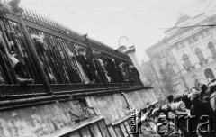 8.03.1981, Warszawa, Polska.
Obchody rocznicy Marca'68 na Uniwersytecie Warszawskim - uroczystość wmurowania w ścianę Pałacu Uruskich (Czetwertyńskich) aktu erekcyjnego pod tablicę upamiętniającą wiec studentów domagających się wolności słowa w marcu 1968. Uczestnicy uroczystości. W tle widoczna jest Biblioteka Uniwersytetu Warszawskiego.
Fot. NN, zbiory Ośrodka KARTA/Independent Polish Agency (IPA) przekazał Józef Lebenbaum