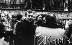 8.03.1981, Warszawa, Polska.
Obchody rocznicy Marca'68 na Uniwersytecie Warszawskim - uroczystość wmurowania w ścianę Pałacu Uruskich (Czetwertyńskich) aktu erekcyjnego pod tablicę upamiętniającą wiec studentów domagających się wolności słowa w marcu 1968. W głębi, po lewej stronie stoi Mirosław Odorowski (w okularach). 
Fot. NN, zbiory Ośrodka KARTA/Independent Polish Agency (IPA) przekazał Józef Lebenbaum