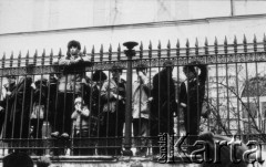 8.03.1981, Warszawa, Polska.
Obchody rocznicy Marca'68 na Uniwersytecie Warszawskim - uroczystość wmurowania w ścianę Pałacu Uruskich (Czetwertyńskich) aktu erekcyjnego pod tablicę upamiętniającą wiec studentów domagających się wolności słowa w marcu 1968. 
Fot. NN, zbiory Ośrodka KARTA/Independent Polish Agency (IPA) przekazał Józef Lebenbaum