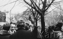 8.03.1981, Warszawa, Polska.
Obchody rocznicy Marca'68 na Uniwersytecie Warszawskim - uroczystość wmurowania w ścianę Pałacu Uruskich (Czetwertyńskich) aktu erekcyjnego pod tablicę upamiętniającą wiec studentów domagających się wolności słowa w marcu 1968. Z prawej strony (bokiem) stoi Maciej Geller (?).
Fot. NN, zbiory Ośrodka KARTA/Independent Polish Agency (IPA) przekazał Józef Lebenbaum