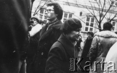 8.03.1981, Warszawa, Polska.
Obchody rocznicy Marca'68 na Uniwersytecie Warszawskim - uroczystość wmurowania w ścianę Pałacu Uruskich (Czetwertyńskich) aktu erekcyjnego pod tablicę upamiętniającą wiec studentów domagających się wolności słowa w marcu 1968. Uczestnicy uroczystości.
Fot. NN, zbiory Ośrodka KARTA/Independent Polish Agency (IPA) przekazał Józef Lebenbaum