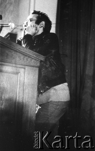 8.03.1981, Warszawa, Polska.
Jan Lityński podczas obchodów rocznicy Marca'68 na Uniwersytecie Warszawskim. Sesja naukowa w auli Audytorium Maximum Uniwersytetu Warszawskiego.
Fot. Andrzej Friszke, zbiory Ośrodka KARTA/Independent Polish Agency (IPA) przekazał Józef Lebenbaum