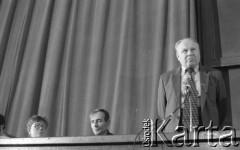 8.03.1981, Warszawa, Polska.
Anna Walentynowicz, Lech Sokołowski i profesor Andrzej Stelmachowski (stoi) podczas obchodów rocznicy Marca'68 na Uniwersytecie Warszawskim. Sesja naukowa w auli Audytorium Maximum Uniwersytetu Warszawskiego. 
Fot. Andrzej Friszke, zbiory Ośrodka KARTA/Independent Polish Agency (IPA) przekazał Józef Lebenbaum
