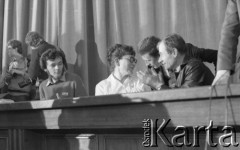 8.03.1981, Warszawa, Polska.
Maciej Geller, Anna Walentynowicz i Lech Sokołowski podczas obchodów rocznicy Marca'68 na Uniwersytecie Warszawskim. Sesja naukowa w auli Audytorium Maximum Uniwersytetu Warszawskiego. 
Fot. Andrzej Friszke, zbiory Ośrodka KARTA/Independent Polish Agency (IPA) przekazał Józef Lebenbaum