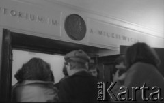 8.03.1981, Warszawa, Polska.
Obchody rocznicy Marca'68 na Uniwersytecie Warszawskim. Sesja naukowa w auli Audytorium Maximum Uniwersytetu Warszawskiego. Uczestnicy wchodzą do sali im. Adama Mickiewicza. 
Fot. Andrzej Friszke, zbiory Ośrodka KARTA/Independent Polish Agency (IPA) przekazał Józef Lebenbaum