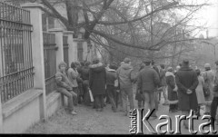 8.03.1981, Warszawa, Polska.
Obchody rocznicy Marca '68 na Uniwersytecie Warszawskim - uroczystość wmurowania w ścianę Pałacu Uruskich (Czetwertyńskich) aktu erekcyjnego pod tablicę upamiętniającą wiec studentów domagających się wolności słowa w marcu 1968. Wejście na teren uczelni od strony ulicy Oboźnej. 
Fot. NN, zbiory Ośrodka KARTA/Independent Polish Agency (IPA) przekazał Józef Lebenbaum
