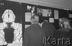 8.03.1981, Warszawa, Polska.
Obchody rocznicy Marca '68 na Uniwersytecie Warszawskim - uroczystość wmurowania w ścianę Pałacu Uruskich (Czetwertyńskich) aktu erekcyjnego pod tablicę upamiętniającą wiec studentów domagających się wolności słowa w marcu 1968. Uczestnicy oglądają wystawę poświęconą wydarzeniom marcowym. 
Fot. Andrzej Friszke, zbiory Ośrodka KARTA/Independent Polish Agency (IPA) przekazał Józef Lebenbaum