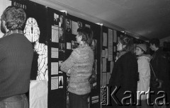 8.03.1981, Warszawa, Polska.
Obchody rocznicy Marca '68 na Uniwersytecie Warszawskim - uroczystość wmurowania w ścianę Pałacu Uruskich (Czetwertyńskich) aktu erekcyjnego pod tablicę upamiętniającą wiec studentów domagających się wolności słowa w marcu 1968. Wystawa poświęcona wydarzeniom marcowym. 
Fot. Andrzej Friszke, zbiory Ośrodka KARTA/Independent Polish Agency (IPA) przekazał Józef Lebenbaum