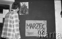 8.03.1981, Warszawa, Polska.
Obchody rocznicy Marca '68 na Uniwersytecie Warszawskim - uroczystość wmurowania w ścianę Pałacu Uruskich (Czetwertyńskich) aktu erekcyjnego pod tablicę upamiętniającą wiec studentów domagających się wolności słowa w marcu 1968. Wystawa poświęcona wydarzeniom marcowym. 
Fot. Andrzej Friszke, zbiory Ośrodka KARTA/Independent Polish Agency (IPA) przekazał Józef Lebenbaum