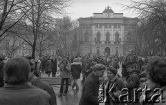 8.03.1981, Warszawa, Polska.
Obchody rocznicy Marca'68 na Uniwersytecie Warszawskim - uroczystość wmurowania w ścianę Pałacu Uruskich (Czetwertyńskich) aktu erekcyjnego pod tablicę upamiętniającą wiec studentów domagających się wolności słowa w marcu 1968. Zgromadzeni na Dużym Dziedzińcu uczestnicy uroczystości. W tle widoczna jest Biblioteka Uniwersytetu Warszawskiego.
Fot. NN, zbiory Ośrodka KARTA/Independent Polish Agency (IPA) przekazał Józef Lebenbaum