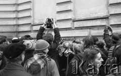 8.03.1981, Warszawa, Polska.
Obchody rocznicy Marca'68 na Uniwersytecie Warszawskim - uroczystość wmurowania w ścianę Pałacu Uruskich (Czetwertyńskich) aktu erekcyjnego pod tablicę upamiętniającą wiec studentów domagających się wolności słowa w marcu 1968. Fotografowanie momentu wmurowania.
Fot. NN, zbiory Ośrodka KARTA/Independent Polish Agency (IPA) przekazał Józef Lebenbaum