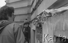8.03.1981, Warszawa, Polska.
Obchody rocznicy Marca'68 na Uniwersytecie Warszawskim - uroczystość wmurowania w ścianę Pałacu Uruskich (Czetwertyńskich) aktu erekcyjnego pod tablicę upamiętniającą wiec studentów domagających się wolności słowa w marcu 1968. Kwiaty na miejscu wmurowania aktu.
Fot. NN, zbiory Ośrodka KARTA/Independent Polish Agency (IPA) przekazał Józef Lebenbaum