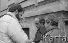 8.03.1981, Warszawa, Polska.
Obchody rocznicy Marca'68 na Uniwersytecie Warszawskim - uroczystość wmurowania w ścianę Pałacu Uruskich (Czetwertyńskich) aktu erekcyjnego pod tablicę upamiętniającą wiec studentów domagających się wolności słowa w marcu 1968. Uczestnicy uroczystości przy miejscu wmurowania aktu.
Fot. NN, zbiory Ośrodka KARTA/Independent Polish Agency (IPA) przekazał Józef Lebenbaum