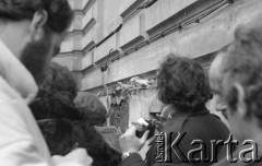 8.03.1981, Warszawa, Polska.
Obchody rocznicy Marca'68 na Uniwersytecie Warszawskim - uroczystość wmurowania w ścianę Pałacu Uruskich (Czetwertyńskich) aktu erekcyjnego pod tablicę upamiętniającą wiec studentów domagających się wolności słowa w marcu 1968. Uczestnicy uroczystości przy miejscu wmurowania aktu.
Fot. NN, zbiory Ośrodka KARTA/Independent Polish Agency (IPA) przekazał Józef Lebenbaum