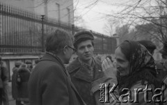 8.03.1981, Warszawa, Polska.
Obchody rocznicy Marca'68 na Uniwersytecie Warszawskim - uroczystość wmurowania w ścianę Pałacu Uruskich (Czetwertyńskich) aktu erekcyjnego pod tablicę upamiętniającą wiec studentów domagających się wolności słowa w marcu 1968. Jan Józef Lipski (w okularach) i Zbigniew Bujak (w czapce). 
Fot. NN, zbiory Ośrodka KARTA/Independent Polish Agency (IPA) przekazał Józef Lebenbaum