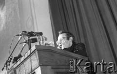 8.03.1981, Warszawa, Polska.
Jan Lityński podczas obchodów rocznicy Marca'68 na Uniwersytecie Warszawskim. Sesja naukowa w auli Audytorium Maximum Uniwersytetu Warszawskiego.
Fot. Andrzej Friszke, zbiory Ośrodka KARTA/Independent Polish Agency (IPA) przekazał Józef Lebenbaum
