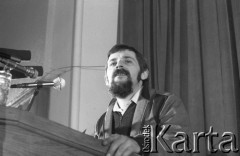 8.03.1981, Warszawa, Polska.
Obchody rocznicy Marca'68 na Uniwersytecie Warszawskim. Sesja naukowa w auli Audytorium Maximum Uniwersytetu Warszawskiego. Jeden z prelegentów. 
Fot. Andrzej Friszke, zbiory Ośrodka KARTA/Independent Polish Agency (IPA) przekazał Józef Lebenbaum