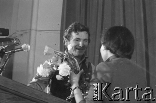 8.03.1981, Warszawa, Polska.
Wręczenie kwiatów Zbigniewowi Bujakowi podczas obchodów rocznicy Marca'68 na Uniwersytecie Warszawskim. Sesja naukowa w auli Audytorium Maximum Uniwersytetu Warszawskiego. 
Fot. Andrzej Friszke, zbiory Ośrodka KARTA/Independent Polish Agency (IPA) przekazał Józef Lebenbaum