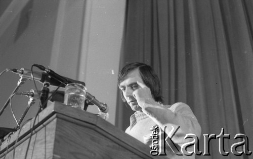8.03.1981, Warszawa, Polska.
Obchody rocznicy Marca'68 na Uniwersytecie Warszawskim. Sesja naukowa w auli Audytorium Maximum Uniwersytetu Warszawskiego. Przemówienie jednego z prelegentów.
Fot. Andrzej Friszke, zbiory Ośrodka KARTA/Independent Polish Agency (IPA) przekazał Józef Lebenbaum