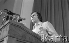 8.03.1981, Warszawa, Polska.
Obchody rocznicy Marca'68 na Uniwersytecie Warszawskim. Sesja naukowa w auli Audytorium Maximum Uniwersytetu Warszawskiego. Przemówienie jednego z prelegentów.
Fot. Andrzej Friszke, zbiory Ośrodka KARTA/Independent Polish Agency (IPA) przekazał Józef Lebenbaum