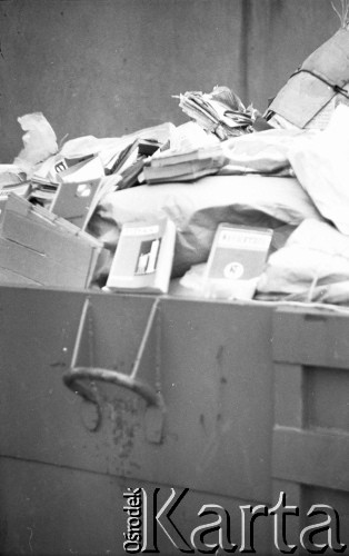 kwiecień 1981, Grudziądz, woj. toruńskie, Polska.
Kontener na śmieci wypełniony 