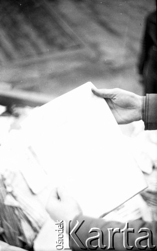 kwiecień 1981, Grudziądz, woj. toruńskie, Polska.
Kontener na śmieci wypełniony 
